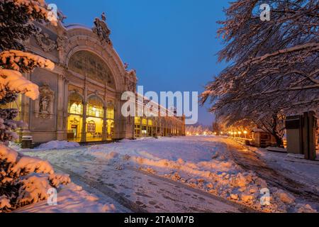 Colonnato principale decorato in tempo d'Avvento con albero di Natale - foto serali Foto Stock