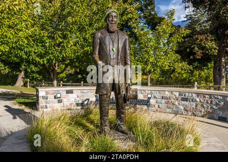 Statua di Perry Hannah. Fu il primo sindaco di Traverse City dal 1824 al 1904, un politico, uomo d'affari e barone di legname. Hannah ha sostenuto la fondazione del Traverse City State Hospital. È spesso indicato come il "padre di Traverse City". Perry Hannah Plaza e Statua a Traverse City, Stati Uniti Foto Stock