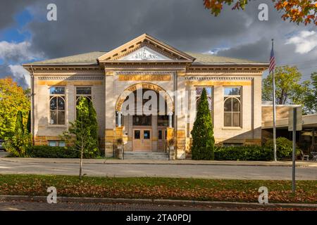 La Traverse City Carnegie Library, con l'iscrizione "Biblioteca Comunale" sopra il portale colonnato, fu costruita nel 1904 dopo che il magnate dell'acciaio e filantropo Andrew Carnegie aveva promesso una donazione di $20.000 nel 1902. L'edificio di Traverse City, Michigan, Stati Uniti, ha servito come biblioteca pubblica fino al suo trasferimento in una struttura più grande nel 1999, e oggi ospita il Crooked Tree Arts Center. Foto Stock