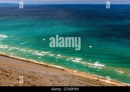 Vista da una ripida duna di sabbia fino a una distesa di spiaggia sul lago Michigan. Sleeping Bear Dunes National Lakeshore. Empire Township, Stati Uniti Foto Stock