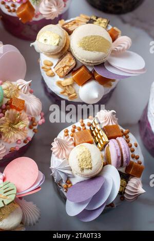 Bellissimi dolci pasquali ortodossi decorati con glassa, meringhe, cioccolato, noci, toffee, macaron, fiori e gelatina Foto Stock