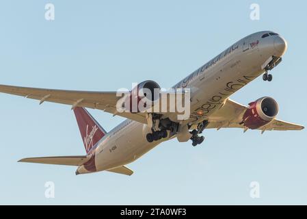 Aeroporto di Londra Heathrow, Londra, Regno Unito. 28 novembre 2023. Un Boeing 787-9 Dreamliner della Virgin Atlantic Airways è decollato dall'aeroporto di Heathrow come volo VS100 - o volo 100 - diretto all'aeroporto JFK di New York, volando interamente con carburante per l'aviazione sostenibile. L'aereo coprirà le 3.500 miglia attraverso l'Atlantico senza bruciare combustibili fossili, emettendo così una frazione dei gas di riscaldamento globale normalmente associati ai viaggi aerei. Il volo utilizzerà 60 tonnellate di SAF; una combinazione del 88% di carburante derivato da grassi e olio usati dall'industria alimentare e del 12% di cherosene sintetico vegetale Foto Stock