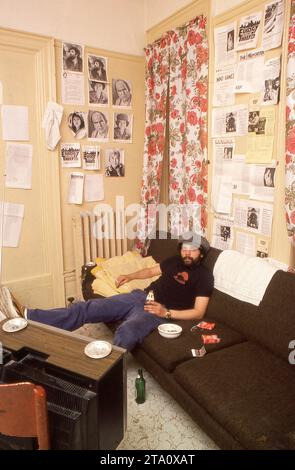 Una foto del compianto Miguel Piniero, drammaturgo, attore, poeta e attivista. Nel suo studio di casa nell'ufficio nell'Upper West Side di Manhattan nel 1977. Ci sono ritagli e recensioni sulla sua parete per la sua commedia, "Eulogy for a Small Time Thief". Foto Stock