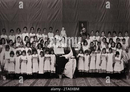 1917 Schola Cantorum con le ragazze orfane. Old Picture from the Orphanage for Children è stato fatto un lavoro di beneficenza per gli orfani o è stato fornito sostegno agli orfani in qualche modo. Cattedrale di Pompei - Santuario della Madonna del Rosario di Pompei, fondato nel 1876 - 1891, Italia, Italia, Foto Stock