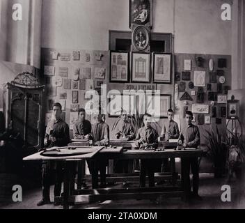 24 maggio 1916 Engraving School. Old Picture from the Orphanage for Children è stato fatto un lavoro di beneficenza per gli orfani o è stato fornito sostegno agli orfani in qualche modo. Cattedrale di Pompei - Santuario della Madonna del Rosario di Pompei, fondato nel 1876 - 1891, Italia, Italia, Foto Stock