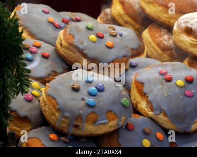 Strauben fritto dolce al mercatino di natale di Graz Austria Foto Stock