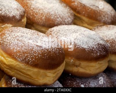 Strauben fritto dolce al mercatino di natale di Graz Austria Foto Stock