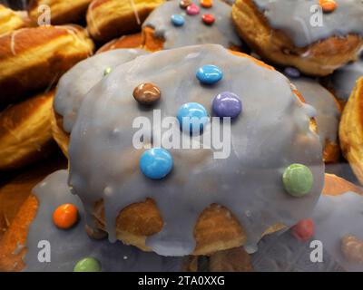 Strauben fritto dolce al mercatino di natale di Graz Austria Foto Stock