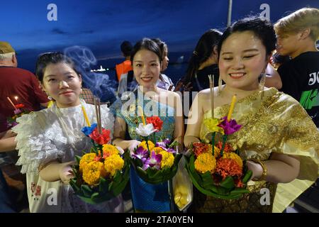 Bangkok, Thailandia. 27 novembre 2023. La gente si prepara a rilasciare lanterne d'acqua durante il Loy Krathong Festival a Bangkok, Thailandia, 27 novembre 2023. Crediti: Rachen Sageamsak/Xinhua/Alamy Live News Foto Stock