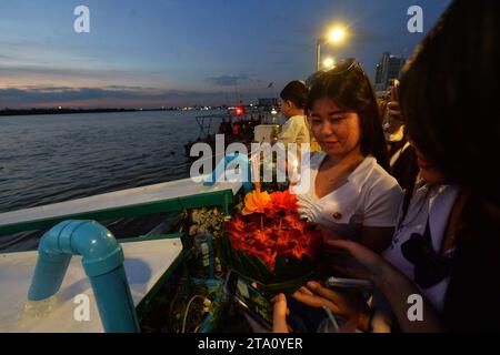 Bangkok, Thailandia. 27 novembre 2023. La gente rilascia lanterne d'acqua durante il Loy Krathong Festival a Bangkok, Thailandia, 27 novembre 2023. Crediti: Rachen Sageamsak/Xinhua/Alamy Live News Foto Stock