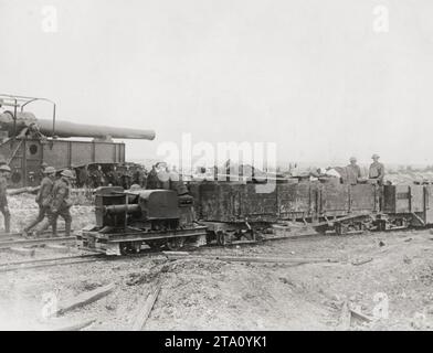 Prima guerra mondiale - Una ferrovia leggera che trasportava il passaggio ferito con un grosso cannone Foto Stock