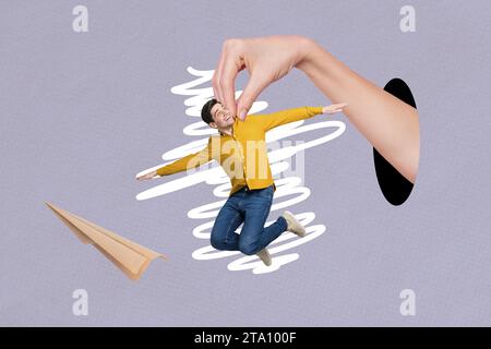 Collage pinup schizzo pop immagine di braccio che cattura braccia volanti lati ragazzo pittura isolata sfondo di colore viola Foto Stock