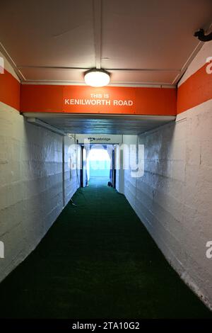 LUTON, INGHILTERRA - NOVEMBRE 25: Vista generale dell'interno dello stadio durante la partita di Premier League tra Luton Town e Crystal Palace a Kenilwo Foto Stock