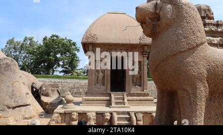 Antico tempio in pietra fatto a mano e sculture Foto Stock