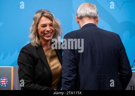 REGIERUNGSMEDIENKONFERENZ Thüringen 28/11/2023 - Erfurt: Die Ministerin im Ministerium für Infrastruktur und Landwirtschaft, Susanna Karawanskij, und der Thüringer Minister für Inneres und Kommunales, Georg Maier SPD, in der Regierungsmedienkonferenz der Thüringer Landesregierung AM 28. Novembre 2023 im Erfurter Haus Dacheröden. /                   *** CONFERENZA DEI MEDIA DEL GOVERNO TURINGIA 28 11 2023 Erfurt il Ministro delle infrastrutture e dell'Agricoltura, Susanna Karawanskij, e il Ministro degli interni e degli affari comunali della Turingia, Georg Maier SPD , presso la Turingia S Foto Stock