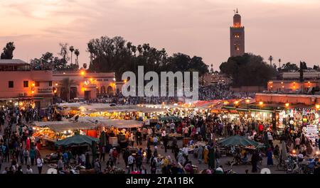 Bancarelle di cibo al tramonto sulla piazza Djemaa El Fna. La sera la grande piazza si riempie di bancarelle di cibo, attirando folle di locali e turisti. M Foto Stock