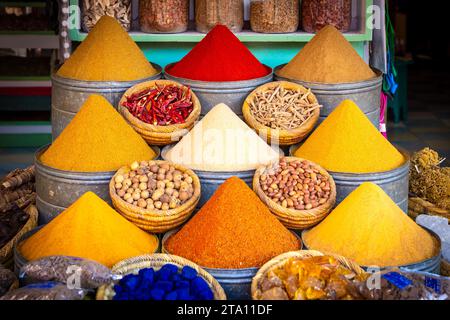 Erbe e spezie vendute in un negozio nel souk di Marrakech, Marocco Foto Stock