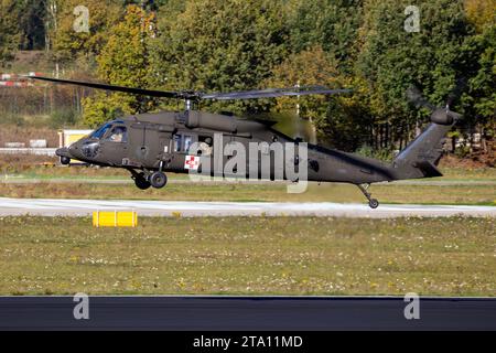 Elicottero medevac dell'esercito DEGLI STATI UNITI Sikorsky HH-60M Blackhawk in volo. Paesi Bassi - 27 ottobre 2017 Foto Stock