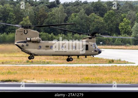 Elicottero da trasporto militare Boeing CH-47F Chinook dell'esercito DEGLI STATI UNITI in decollo. USA - 22 giugno 2018 Foto Stock