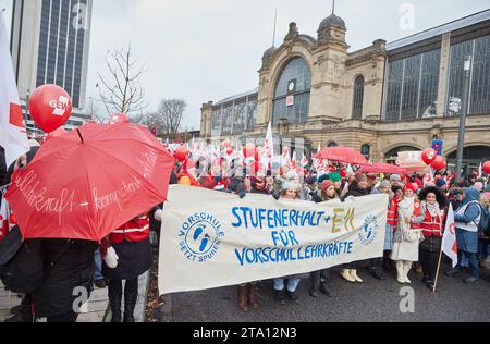 Amburgo, Germania. 28 novembre 2023. I manifestanti in una manifestazione alla stazione di Dammtor tengono uno striscione con lo slogan "Step Preservation for Preschool Teachers E11". L'Education and Science Union (GEW) aveva invitato tutti i dipendenti del settore pubblico negli stati federali a partecipare al primo giorno di sciopero dell'istruzione a livello nazionale. Crediti: Georg Wendt/dpa/Alamy Live News Foto Stock