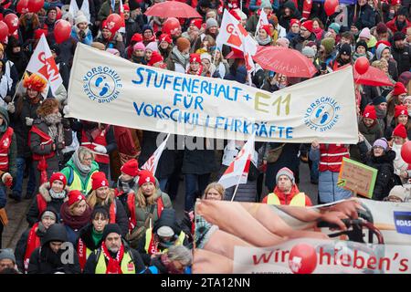 Amburgo, Germania. 28 novembre 2023. I manifestanti in una manifestazione su Dammtordamm tengono uno striscione con l'iscrizione "Step Preservation for Preschool Teachers E11". L'Education and Science Union (GEW) aveva invitato tutti i dipendenti del settore pubblico negli stati federali a partecipare al primo giorno di sciopero dell'istruzione a livello nazionale. Crediti: Georg Wendt/dpa/Alamy Live News Foto Stock