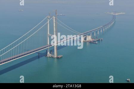 (231128) -- ZHONGSHAN, 28 novembre 2023 (Xinhua) -- questa foto aerea scattata il 28 novembre 2023 mostra la torre orientale del ponte Lingdingyang e l'isola artificiale occidentale del collegamento Shenzhen-Zhongshan nella provincia del Guangdong della Cina meridionale. Un progetto di autostrada trasversale tra le città di Shenzhen e Zhongshan nella provincia del Guangdong della Cina meridionale è un passo più vicino al completamento. L'ultimo versamento di calcestruzzo è stato messo in atto martedì, mentre i lavori sul tunnel sottomarino a tubo immerso, che si estende per circa 6,8 km, si stanno avvicinando alla fine, ha dichiarato Guangdong Provincial Communication Group Co., Ltd Il tunnel lo è Foto Stock