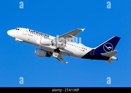 Lufthansa Cityline Airbus A319 aereo passeggeri che decolla dall'aeroporto di Dusseldorf. Germania - 7 febbraio 2020 Foto Stock