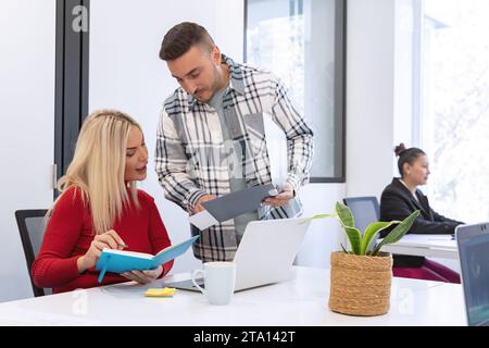 I partner commerciali esaminano documenti e documenti cartacei mentre lavorano in ufficio. Concetto aziendale. Foto Stock