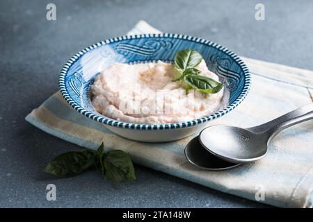 Taramosalata Greek Spread Paste (Pate) fatto di pesce macinato, gamberi e caviale, servito con limone. Pesce uovo Paste Tarama (bianco e rosa), popolare è Foto Stock