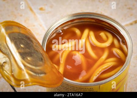 barattolo di spaghetti con salsa di pomodoro, primo piano Foto Stock