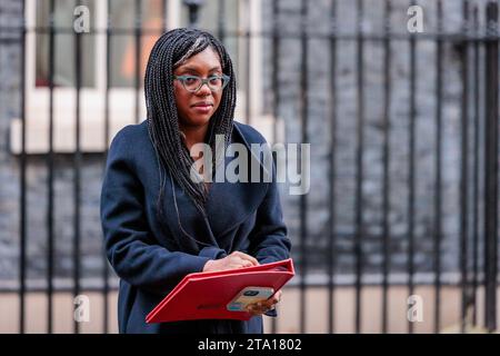 Downing Street, Londra, Regno Unito. 28 novembre 2023. Kemi Badenoch MP, Segretario di Stato per le imprese e il commercio e Presidente del Consiglio di commercio e Ministro per le donne e le pari opportunità, partecipa alla riunione settimanale del Gabinetto al 10 di Downing Street. Foto di Amanda Rose/Alamy Live News Foto Stock