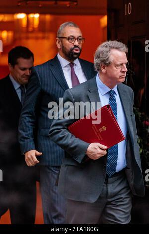 Downing Street, Londra, Regno Unito. 28 novembre 2023. Robert Jenrick MP, Ministro di Stato (Ministro dell'immigrazione) presso il Ministero degli interni, James sapientemente MP, Segretario di Stato per il Dipartimento degli interni e Alister Jack MP, Segretario di Stato per la Scozia, partecipano alla riunione settimanale del Gabinetto al 10 di Downing Street. Foto di Amanda Rose/Alamy Live News Foto Stock