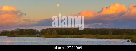 Un'ampia immagine 3:1 di un tramonto e un'alba nella riserva naturale 't Roegwold, situata sul Dannemeer vicino al villaggio di Schildwolde nel provino Foto Stock