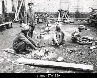 Prima guerra mondiale - soldati indiani che preparano cibo Foto Stock