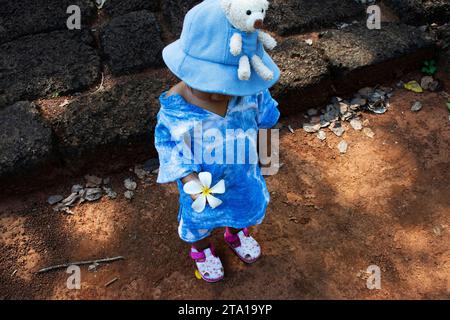 Piccolo bambino tailandese carino bambino bambino e famiglia genitori viaggiano per visitare le antiche rovine del castello di arenaria Muang Sing di Prasat Mueang Sing storico Foto Stock