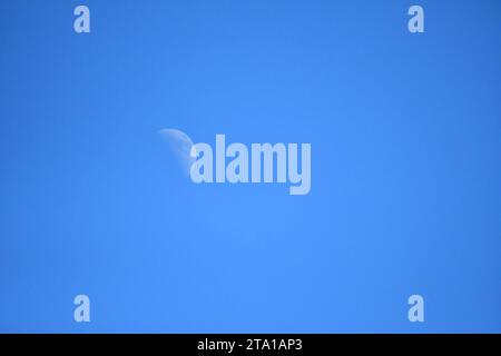 Aumento della luna nel cielo Foto Stock