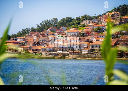 Splendido paesaggio urbano sull'oceano, Combarro, Spagna, Galizia Foto Stock