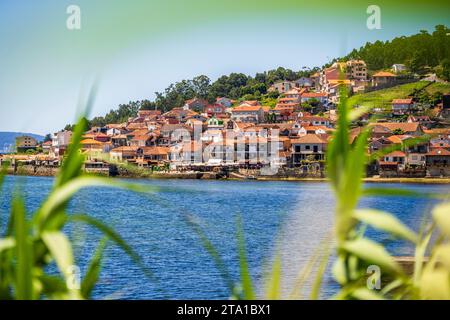 Splendido paesaggio urbano sull'oceano, Combarro, Spagna, Galizia Foto Stock