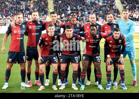 I giocatori del Genoa posano per una foto di squadra durante la partita di serie A tra Frosinone calcio e Genoa CFC allo stadio Benito Stirpe di Frosinone (Italia), 26 novembre 2023. Foto Stock