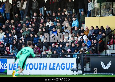 Rotterdam - tifosi del Feyenoord durante la quinta tappa della fase a gironi della UEFA Youth League tra Feyenoord O19 e Atletico Madrid O19 a Nieuw Varkenoord il 28 novembre 2023 a Rotterdam, nei Paesi Bassi. (Immagini da scatola a scatola/Yannick Verhoeven) Foto Stock