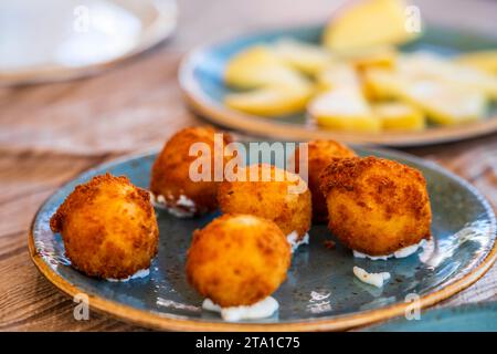 Deliziose crocchette al formaggio tradizionali dalla Spagna Foto Stock