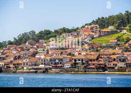 Splendido paesaggio urbano sull'oceano, Combarro, Spagna, Galizia Foto Stock