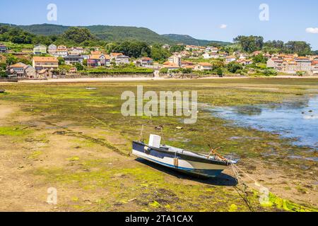 Vecchia barca overgrown, sull'acqua Combarro, Spagna, Galizia Foto Stock