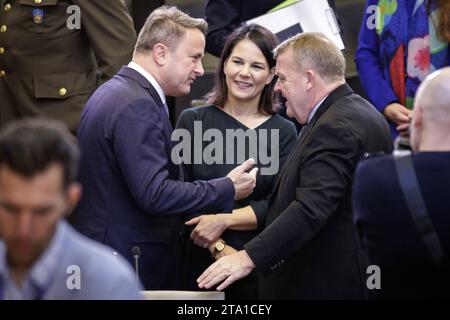 Annalena Baerbock, Bundesaussenministerin, aufgenommen im Gespraech mit Xavier Bettel, Aussenminister von Luxemburg, L und Lars Lokke Rasmussen, Aussenminister von Daenemark, R vor Beginn einer gemeinsamen Sitzung des Nordatlantikrats im Format der Aussenministerinnen und Aussenminister der Vertragsstaden, 28.2023 Schweden-NATO. Bruessel BEL *** Annalena Baerbock, Ministro degli Esteri tedesco, in conversazione con Xavier Bettel, Ministro degli Esteri del Lussemburgo, L e Lars Lokke Rasmussen, Ministro degli Esteri della Danimarca, R prima dell'inizio di una riunione congiunta del Foto Stock