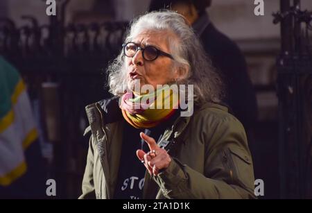 Londra, Inghilterra, Regno Unito. 28 novembre 2023. AYSEN DENNIS fa un'intervista al di fuori della Royal Courts of Justice. L'attivista continua la sua sfida legale contro il Southwark Council e lo sviluppatore Notting Hill Genesis sulla riqualificazione della tenuta di Aylesbury, che ha descritto come "social cleansingâ" (Credit Image: © Vuk Valcic/ZUMA Press Wire) SOLO PER USO EDITORIALE! Non per USO commerciale! Crediti: ZUMA Press, Inc./Alamy Live News Foto Stock