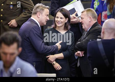 Annalena Baerbock, Bundesaussenministerin, aufgenommen im Gespraech mit Xavier Bettel, Aussenminister von Luxemburg, L und Lars Lokke Rasmussen, Aussenminister von Daenemark, R vor Beginn einer gemeinsamen Sitzung des Nordatlantikrats im Format der Aussenministerinnen und Aussenminister der Vertragsstaden, 28.2023 Schweden-NATO. Bruessel BEL *** Annalena Baerbock, Ministro degli Esteri tedesco, in conversazione con Xavier Bettel, Ministro degli Esteri del Lussemburgo, L e Lars Lokke Rasmussen, Ministro degli Esteri della Danimarca, R prima dell'inizio di una riunione congiunta del Foto Stock