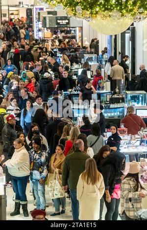 Orde di acquirenti affollano il flagship store di Macy's Herald Square a New York ansiosi di fare acquisti il giorno dopo il Ringraziamento, il Black Friday, 24 novembre 2023 la National Retail Federation prevede che 182 milioni di persone faranno acquisti durante il weekend del Black Friday, sia di persona che online, culminando con il Cyber Monday. (© Richard B. Levine) Foto Stock