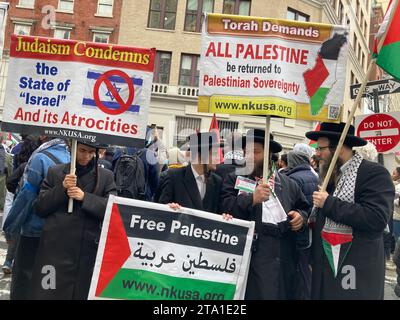 Membri ebrei ortodossi dell'anti-sionista Neturei Karta a una manifestazione in Palestina e marcia da Union Square a New York mercoledì 22 novembre 2023. (© Frances M. Roberts) Foto Stock