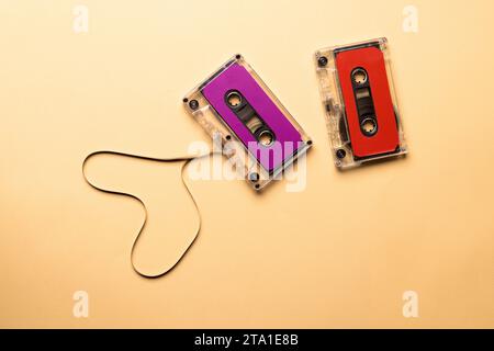 Vista dall'alto di due nastri colorati su sfondo beige Foto Stock