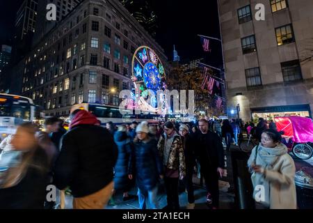 Migliaia di visitatori affollano Saks Fifth Avenue a New York per vedere la loro vetrina natalizia famosa in tutto il mondo e la collaborazione di Saks con Dior per il loro spettacolo di luci, mercoledì 22 novembre 2023 (© Richard B. Levine) Foto Stock